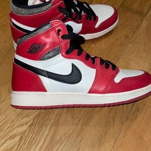 Jordan 1 lost and found size 7, perfect condition. And yes it does come with box
